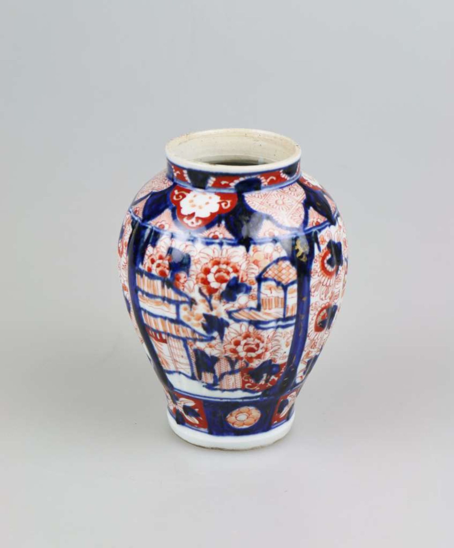 Imari-Vase, Porzellan, wohl Japan um 1900, leicht gerippte Wandung mit runder Schulter und - Bild 2 aus 3