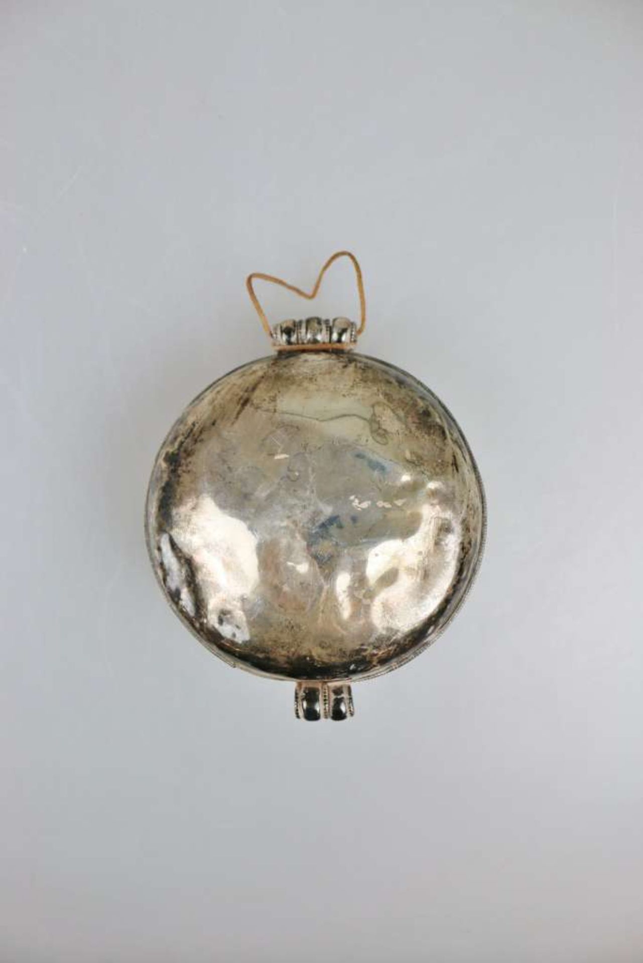 Amulettbehälter 'Gau', Tibet 19./20. Jh., runde Form, Deckel verziert, mittig ein aufgesetzter - Bild 2 aus 3