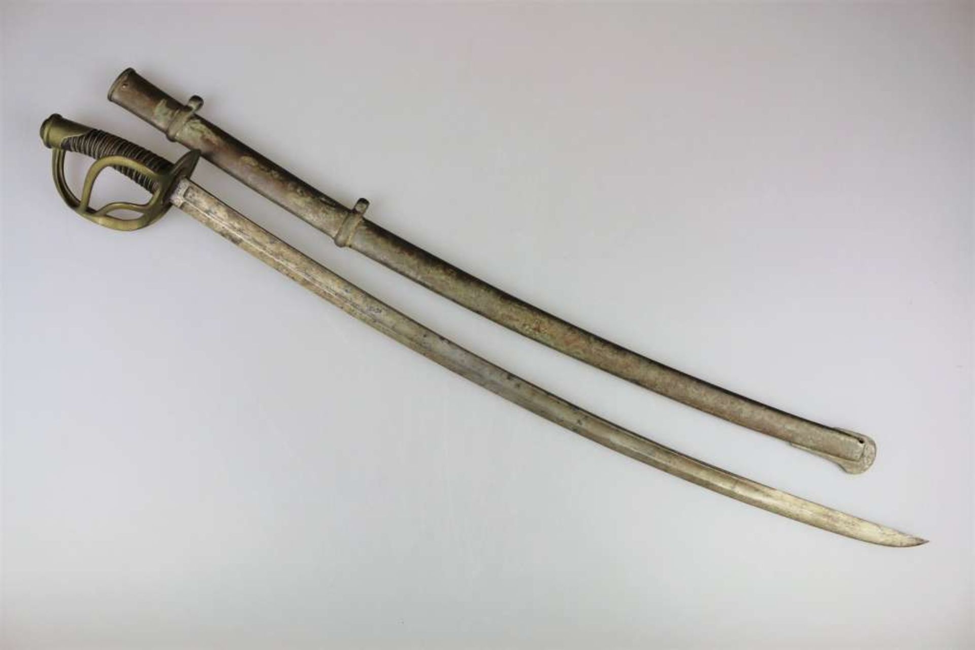 Säbel, wohl Frankreich um 1850, gekrümmte Rückenklinge, stärker fleckig, Holzgriff mit Fischhaut und - Bild 2 aus 5
