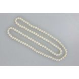 Lange Perlenkette, L.: ca. 90 cm, D.: ca. 7,5 mm.