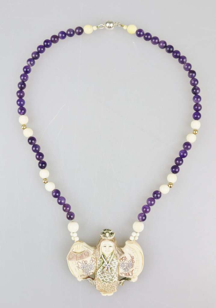 Kette mit Anhänger in Form eines Engels, Perlen wohl aus Amethyst, Bein und Metall, Anhänger aus