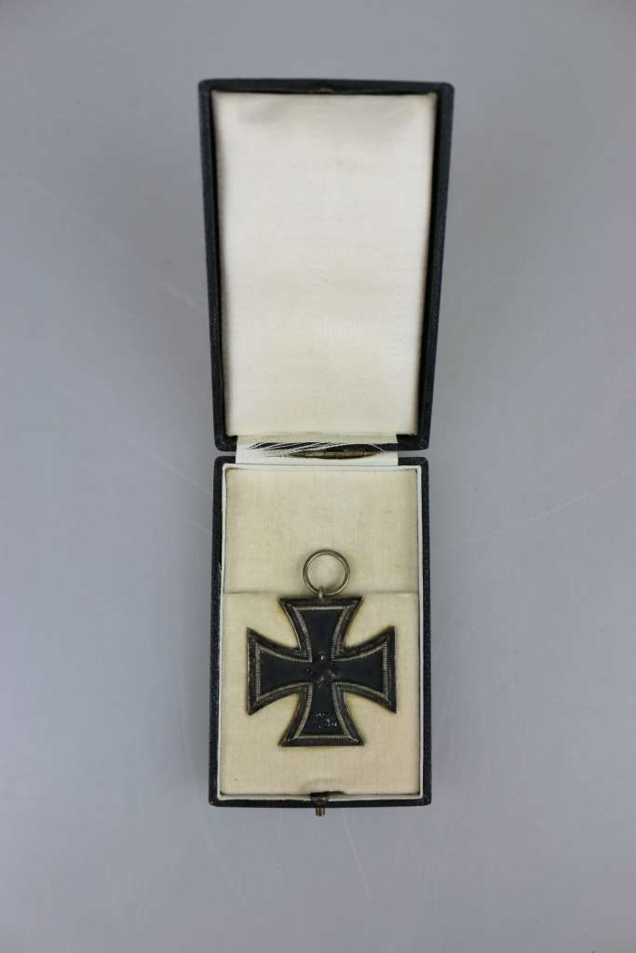 Eisernes Kreuz 1939, Kreuz 2. Klasse im schwarzen Klapp-Etui mit Drücker. Dazu Deutsches - Bild 2 aus 8