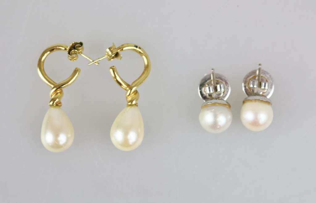 Zwei Paar Perlenohrringe: Ohrhänger, 925er Silber vergoldet, L.: ca. 3,8 cm; Ohrstecker, 585