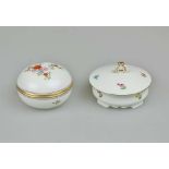 Paar Deckeldosen, Augarten Wien, 20. Jh., polychromes Blumendekor mit Goldstaffage, D.: 11,5 - 12,