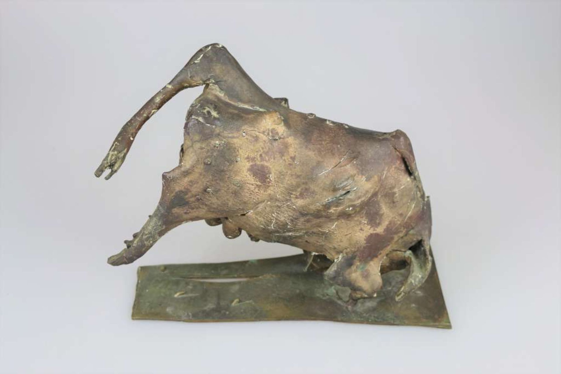Thomas DUTTENHOEFER (1950 Speyer), "Stürzender Stier", 1991. Bronze, Gold/Braun patiniert. Auf der - Image 2 of 5