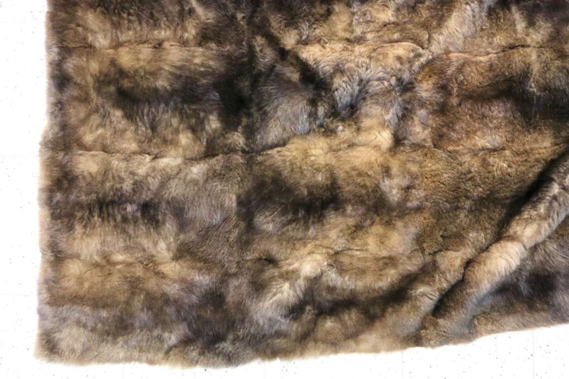 Große Tagesdecke, wohl kanadischer Fuchs, rückseitig mit Moiré abgefüttert, Maße: ca. 290 x 250 cm. - Bild 2 aus 3