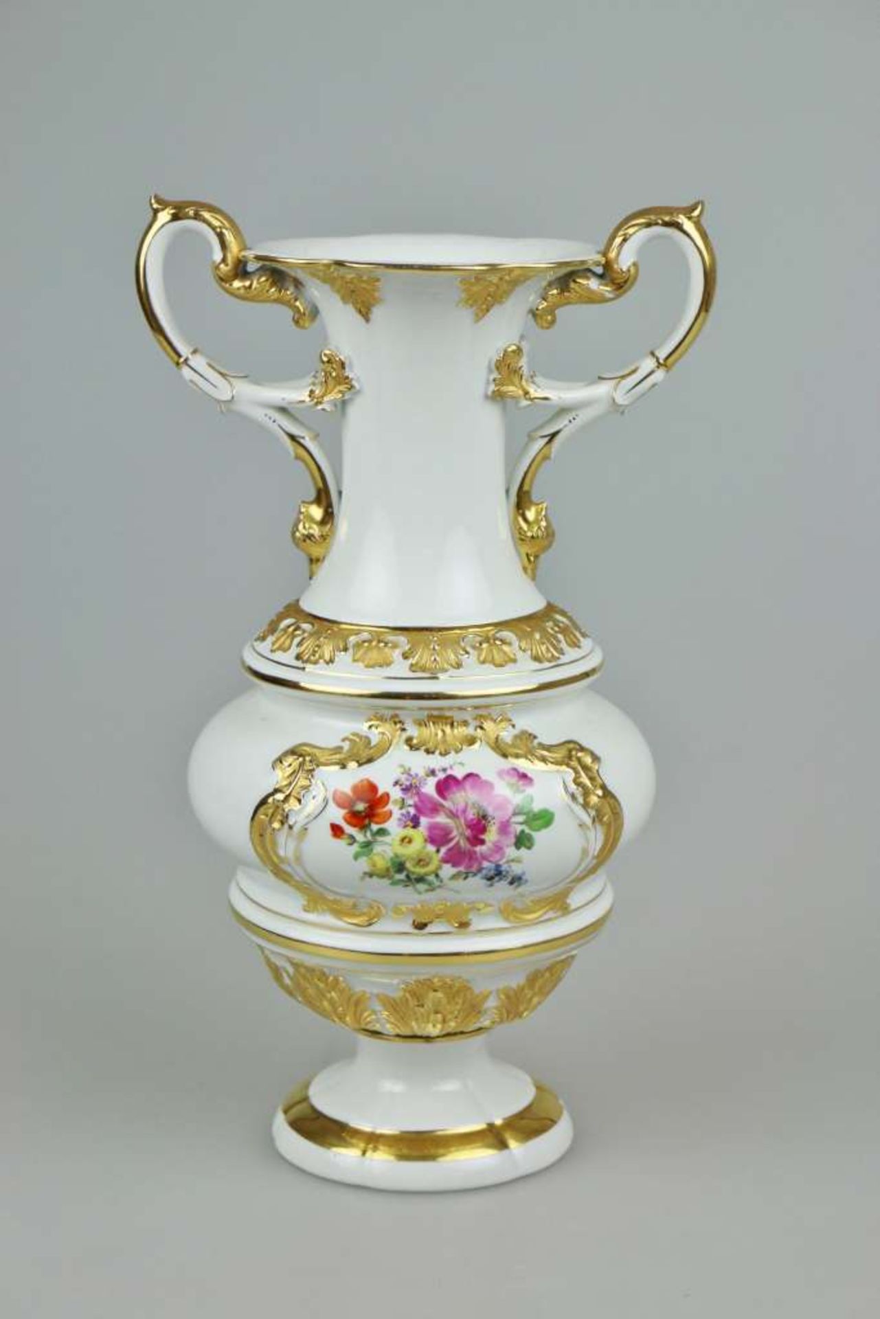 Meissen, Prunk-Henkelvase, Pfeifferzeit, Entwurf Ernst August LEUTERITZ (1818-1893), - Bild 2 aus 3