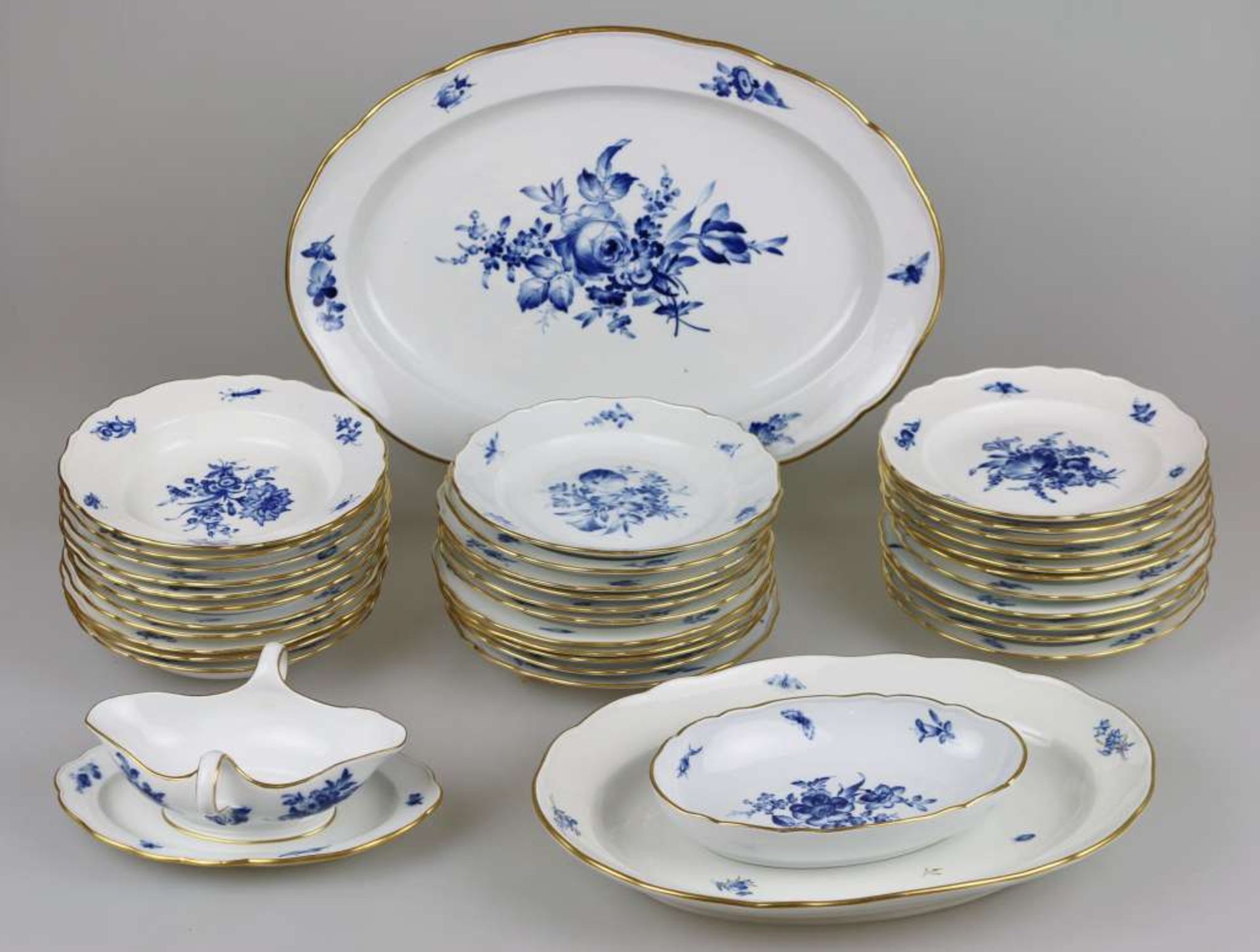 Meissen, Speiseservice, 19. Jh., Neuer Ausschnitt "Blaue Blume mit Insekten", Goldrand, 36-teilig,