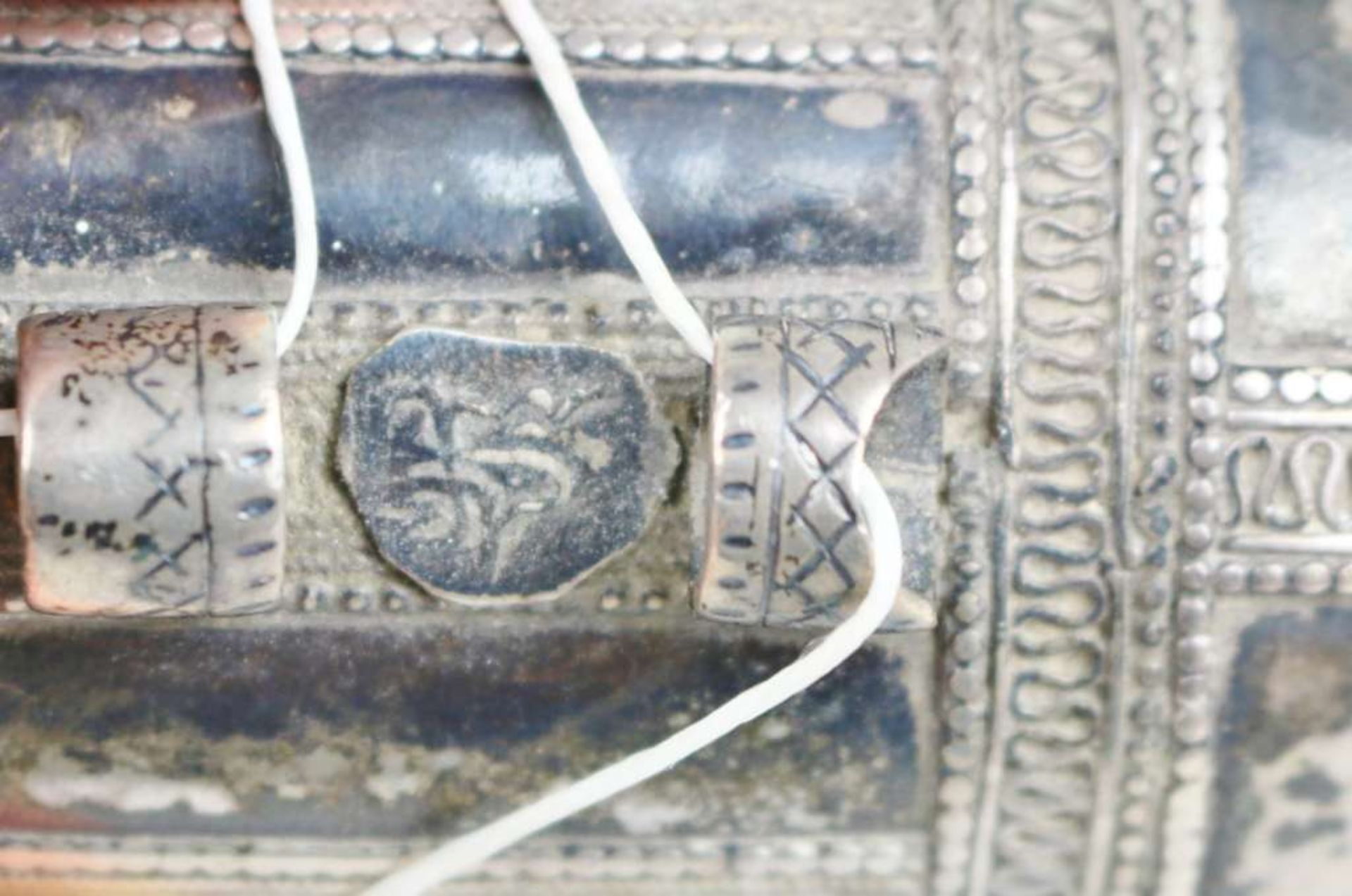 Amulettbehälter, wohl Jemen 19./20. Jh., Silber, zylindrischer Korpus, verziert, L.: ca. 17 cm, - Bild 2 aus 4