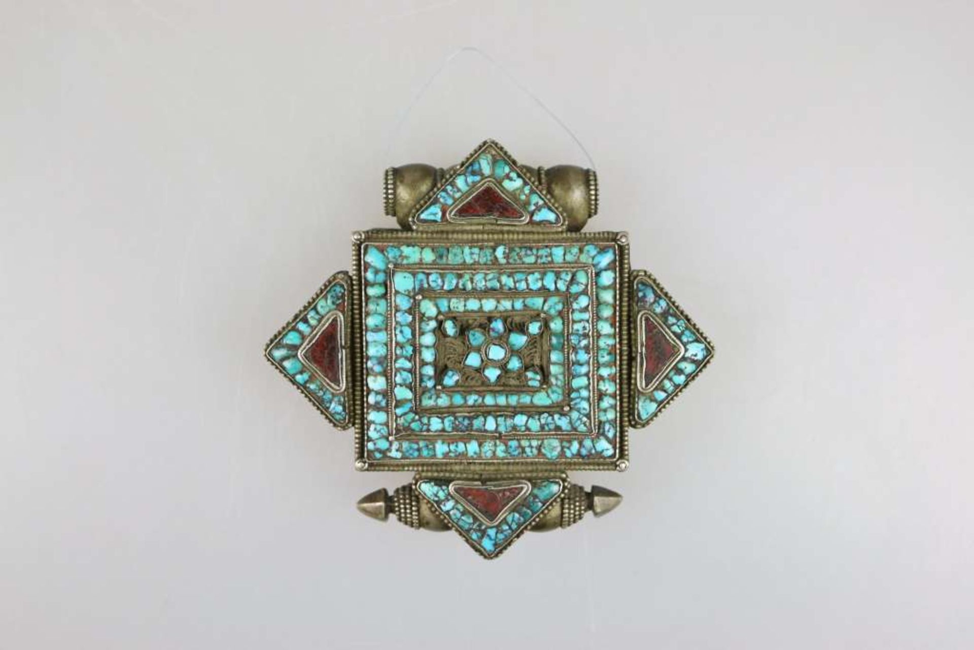 Amulettbehälter 'Gau', Tibet, 19./20. Jh., Deckel mit Türkisbesatz, Maße: ca. 11 x 11 cm, guter