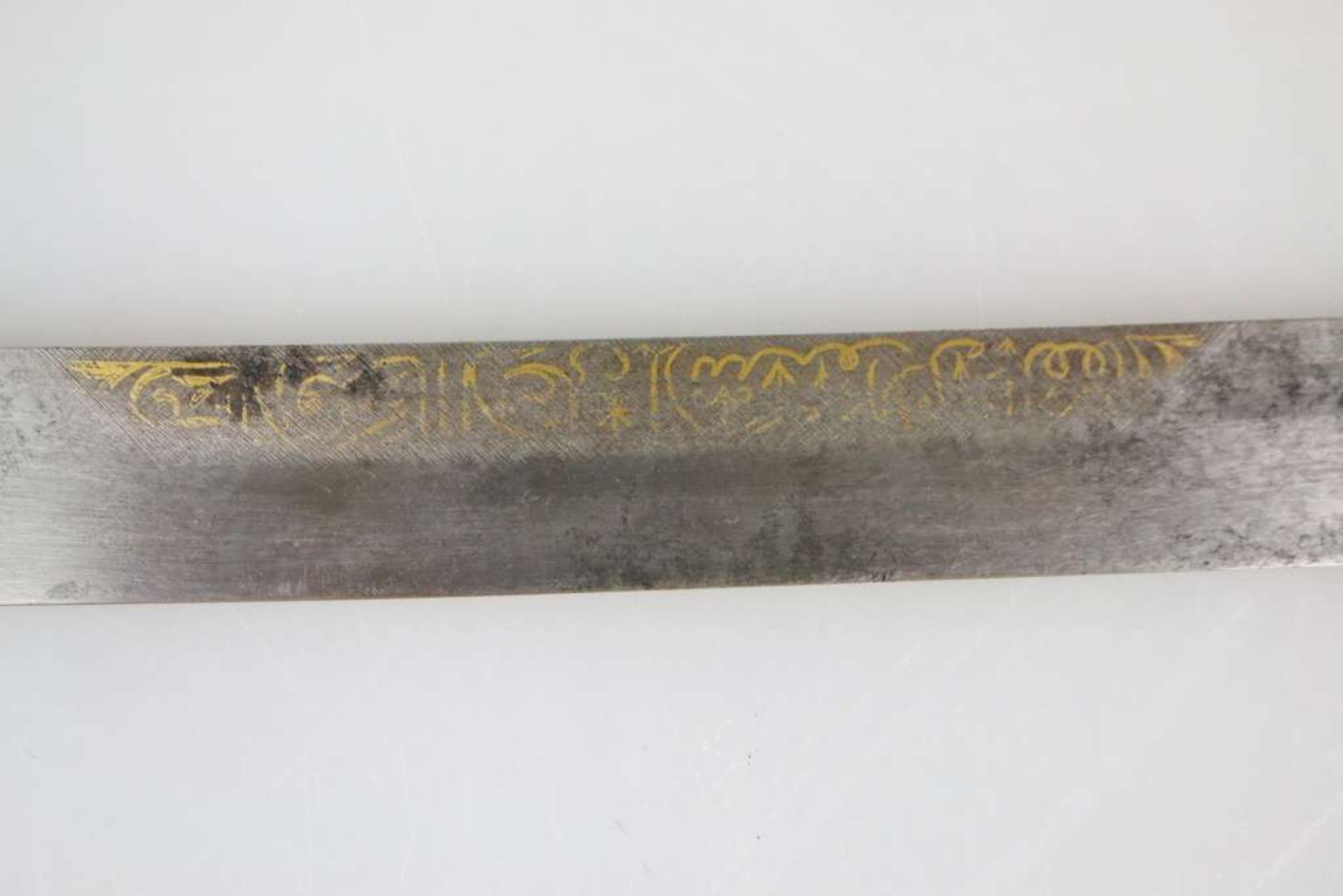 Shamshir, wohl Persien 19. Jh., Griff und Parierstange aus Silber, fein verziert mit floralem Dekor, - Bild 5 aus 9