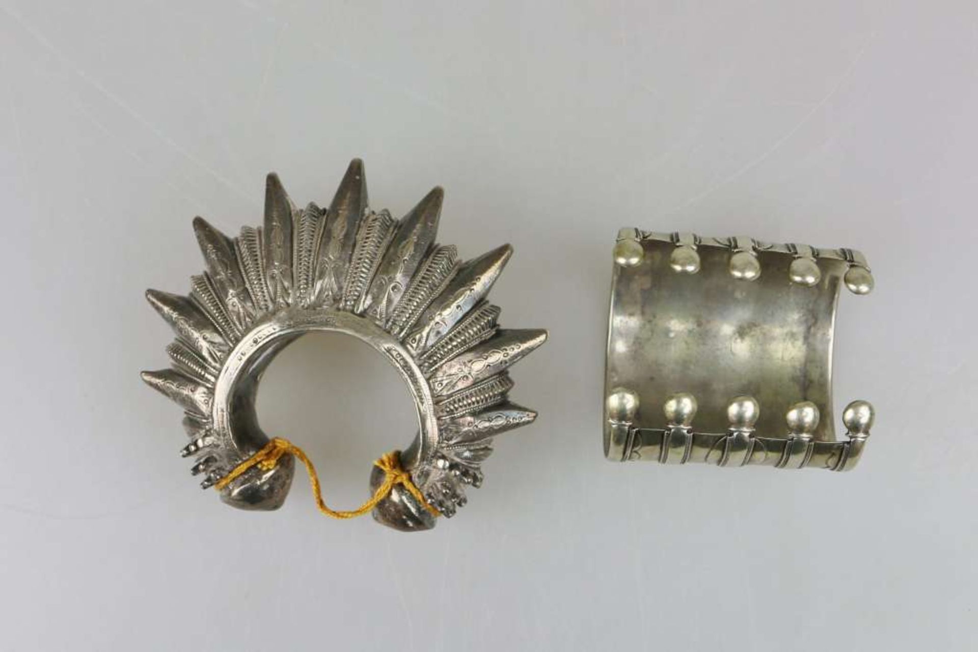 Paar Armspangen: breite Manschette, Indien, wohl Messing versilbert, zierbelötet, I-D.: ca. 6 cm; - Bild 2 aus 2
