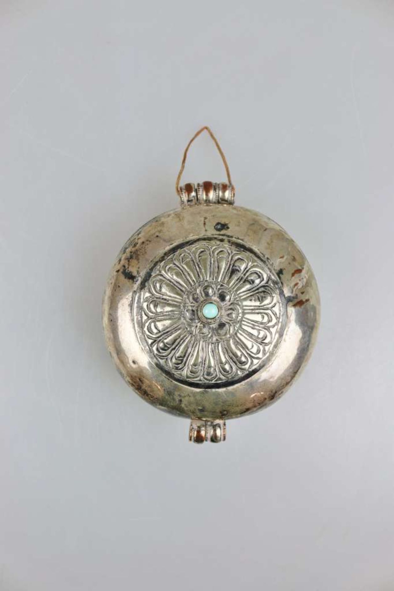 Amulettbehälter 'Gau', Tibet 19./20. Jh., runde Form, Deckel verziert, mittig ein aufgesetzter