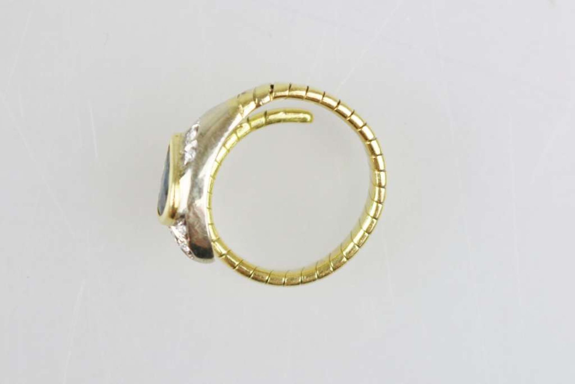 Ring in Schlangenform, 750er Gelbgold, offene Ringschiene, im Kopf der Schlange tropfenförmiger - Bild 3 aus 3