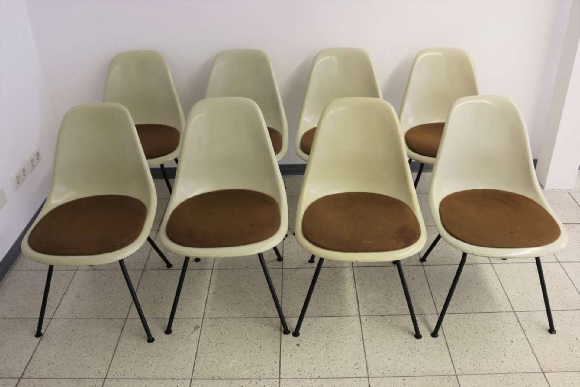 Charles EAMES (1907-1978), acht Stühle 'side chair' auf 'H-base', 1968, Etikett Hermann Miller