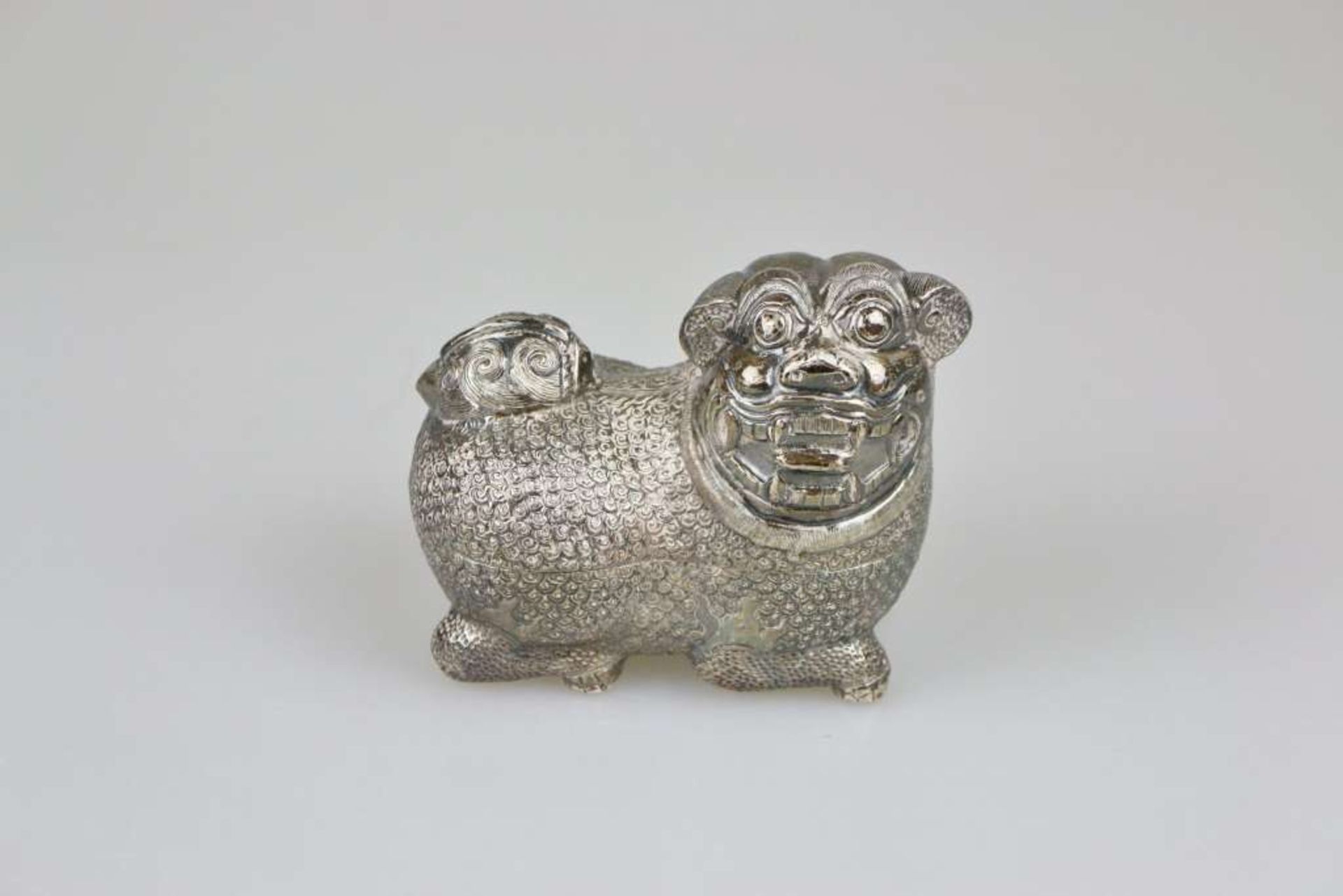 Kambodscha, Betheldose in Form eines FO-Hundes, Silber (säuregeprüft), frühes 20. Jh.,