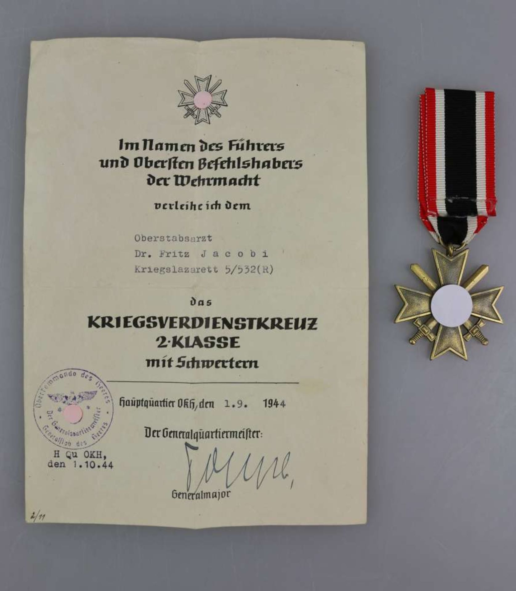 Kriegsverdienstkreuz 2. Klasse mit Schwertern am Band, Buntmetall, ungetragen. Dazu die