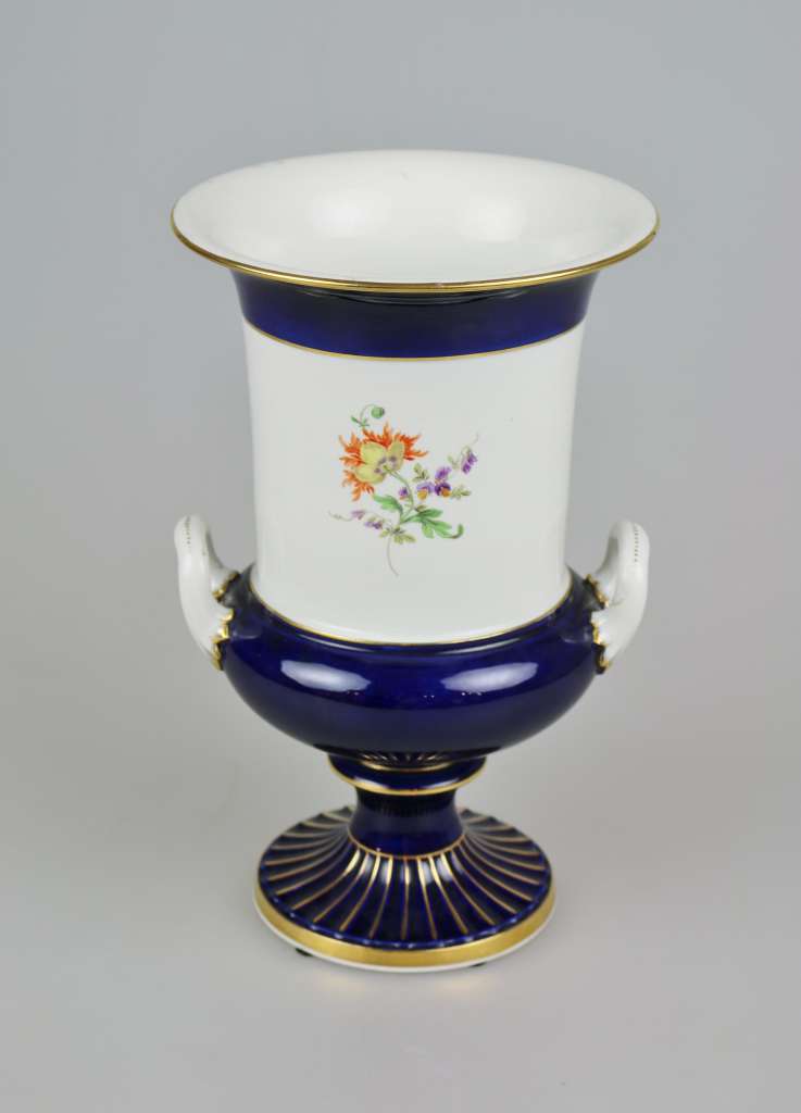 Meissen um 1900, Kratervase mit Blumenbouquets, weißer Font mit Königsblau und Goldstaffage, - Image 2 of 3