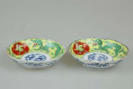 Japan, paar Schalen, Porzellan, 'Imari', Vierer Pinselmarke: Fuki Choshun, wohl Meiji (1868-1912).