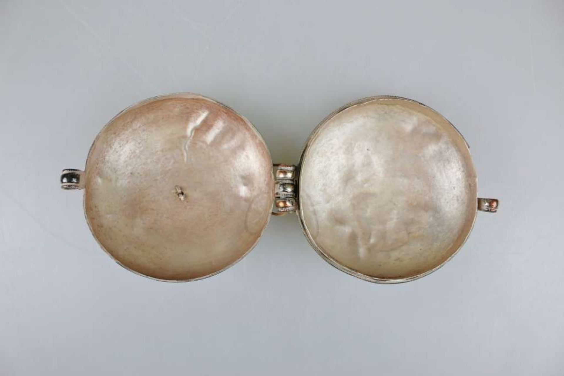 Amulettbehälter 'Gau', Tibet 19./20. Jh., runde Form, Deckel verziert, mittig ein aufgesetzter - Bild 3 aus 3