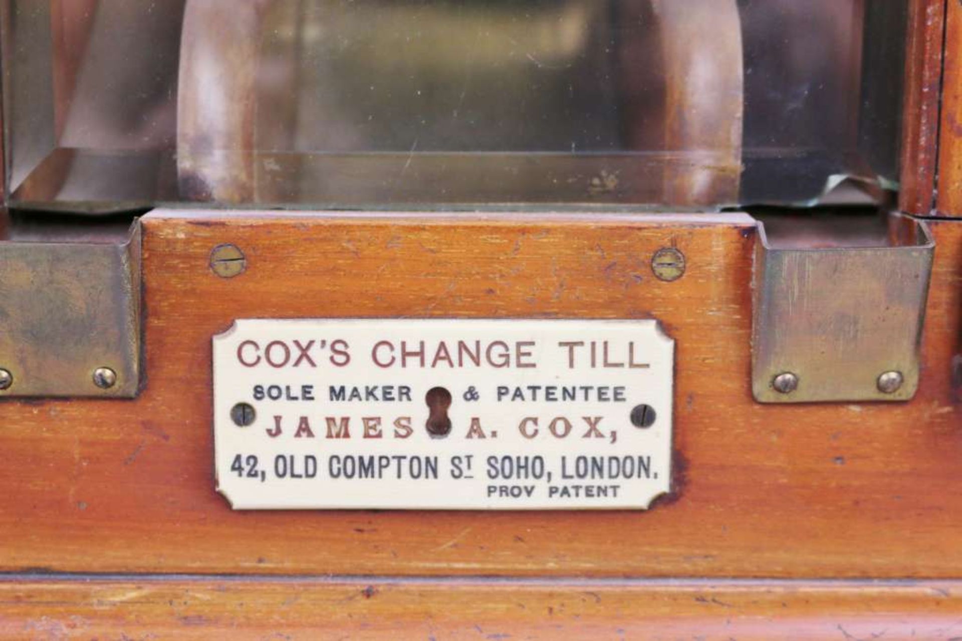 Münzwechselautomat "Cox's Change Till", No 648, England 19./20. Jh., Holzkasten mit Messingmechanik, - Bild 2 aus 4