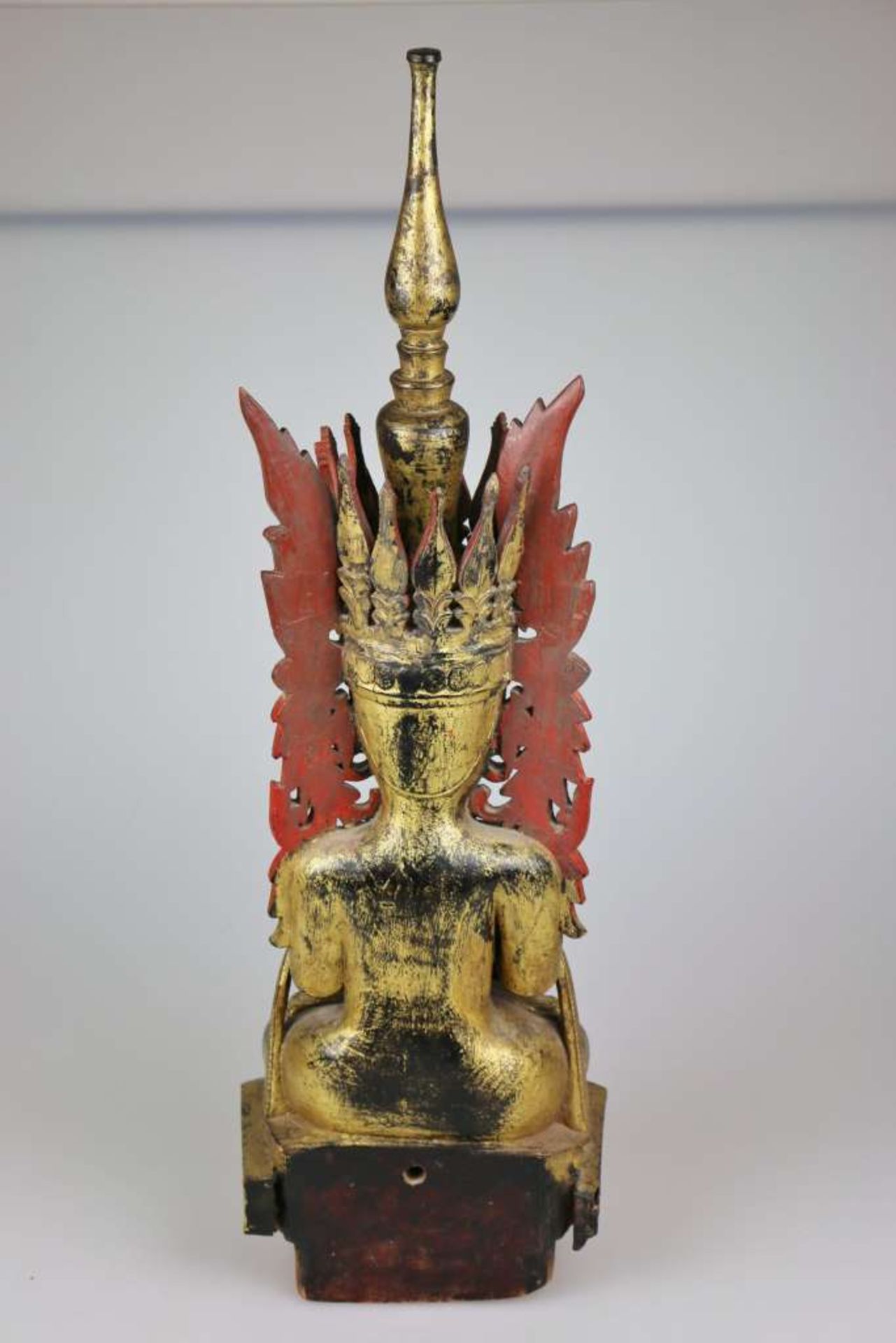 Kronen-Buddha, Holz vergoldet, Shan-Stil 19./20. Jh., Bhumisparsha Mudra, Geste der Erdberührung. - Bild 3 aus 3