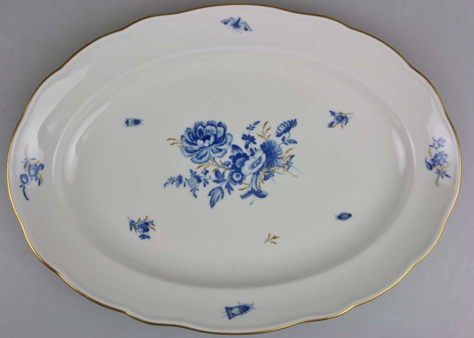 Meissen, Speiseservice, 19. Jh., Neuer Ausschnitt "Blaue Blume mit Insekten", Goldrand, 36-teilig, - Bild 5 aus 6