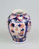 Imari-Vase, Porzellan, wohl Japan um 1900, leicht gerippte Wandung mit runder Schulter und