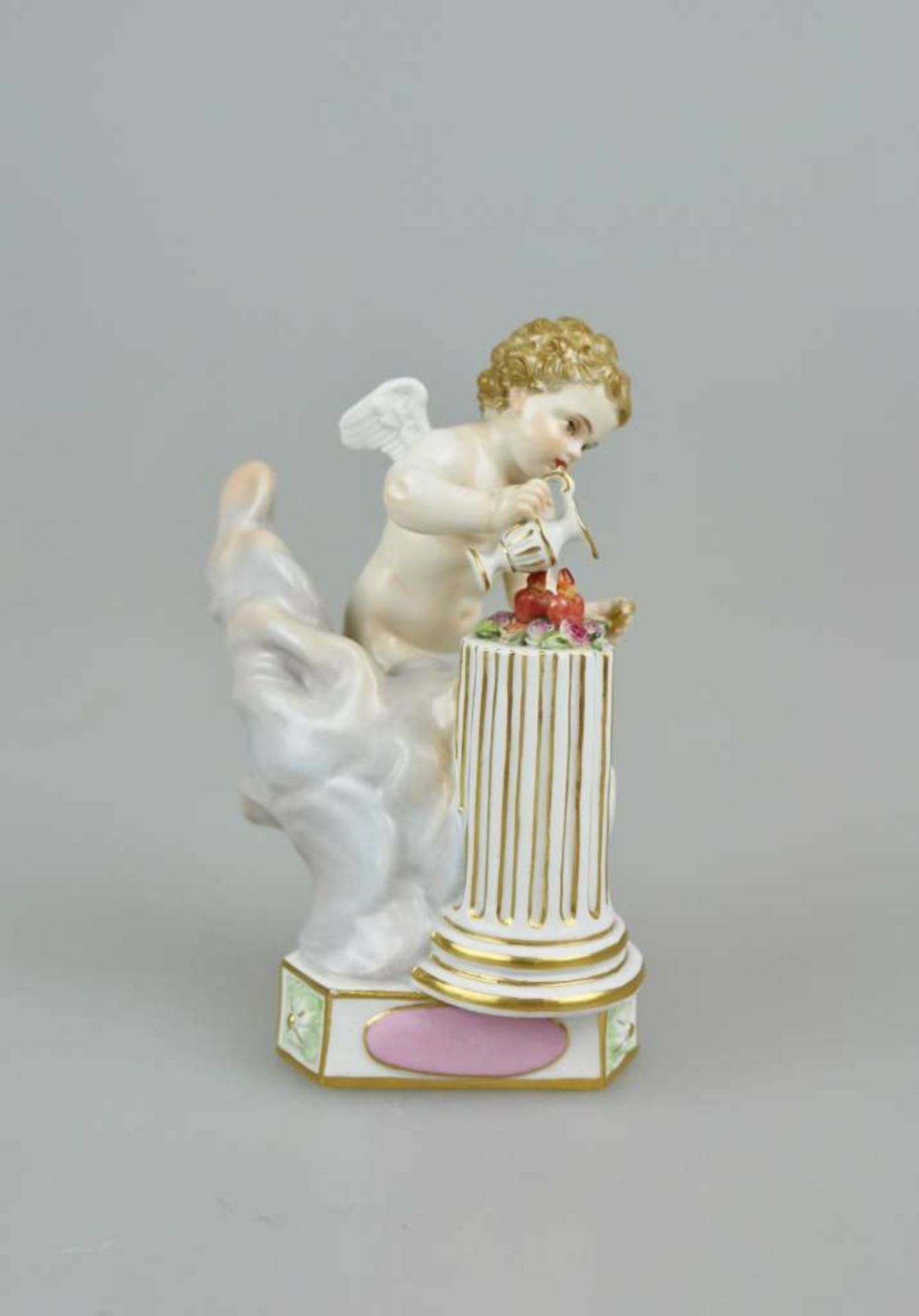 Meissen, Devisenkind, "JE BLESSE ET SOULAGE", zwei brennende Herzen löschender Putto. Entwurf 1777 - Bild 2 aus 4