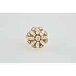 Ring in Blütenform, in 3 Ebenen gearbeitet, 750er Gelbgold, mittig ein Brillant ca. 0,2 ct, 2