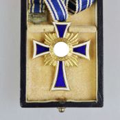 Mutterkreuz in Gold am Band, im original Verleihungsetui des Herstellers Friedrich Linden,