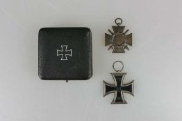 Etui zum Eisernen Kreuz 1. Klasse 1914 mit Kreuz-Aufdruck, dazu Eisernes Kreuz 2. Klasse ohne