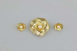 DIOR Modeschmuck, Brosche und Paar Ohrclips in Blütenform, jew. mit einer Perle besetzt, Metall