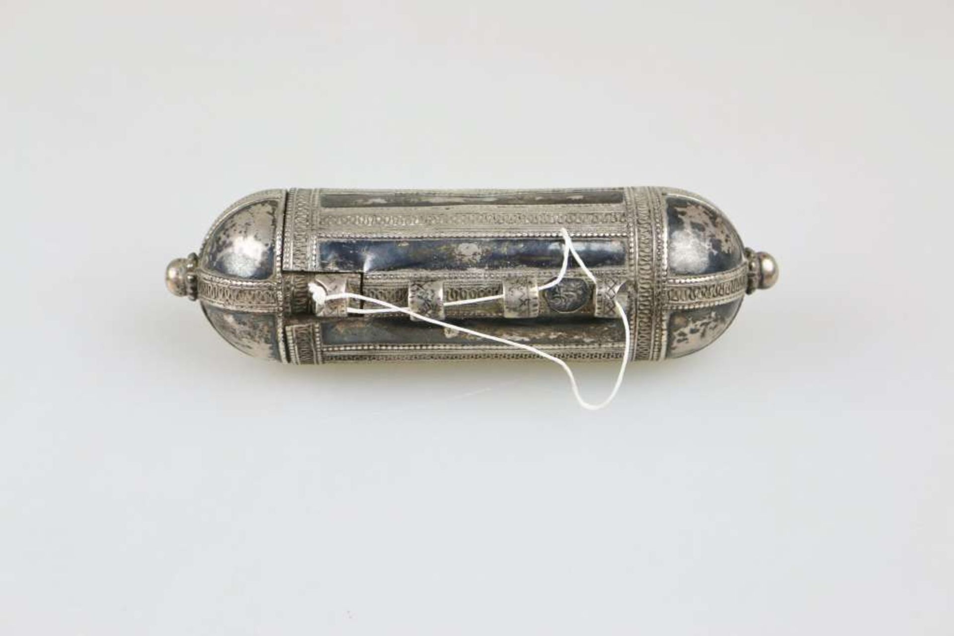 Amulettbehälter, wohl Jemen 19./20. Jh., Silber, zylindrischer Korpus, verziert, L.: ca. 17 cm,