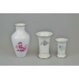 Konvolut Höchster Porzellan: zwei Vasen in Trompetenform mit polychromer Blumenmalerei (eine mit