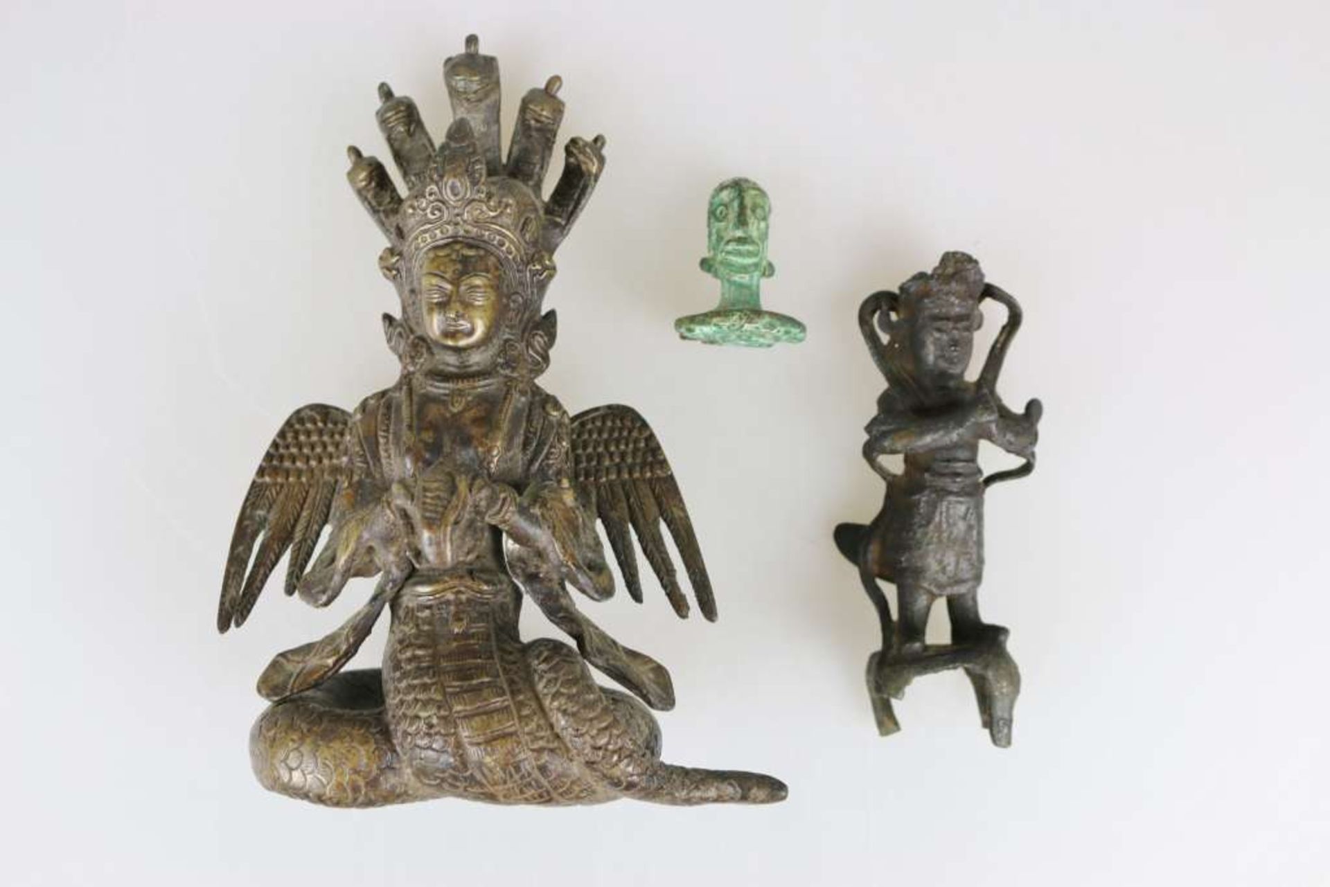 Drei Bronzeobjekte: Altarfigur China/Tibet, 18./19. Jh., Bronze, Sockel beschädigt, H.: ca .15 cm;