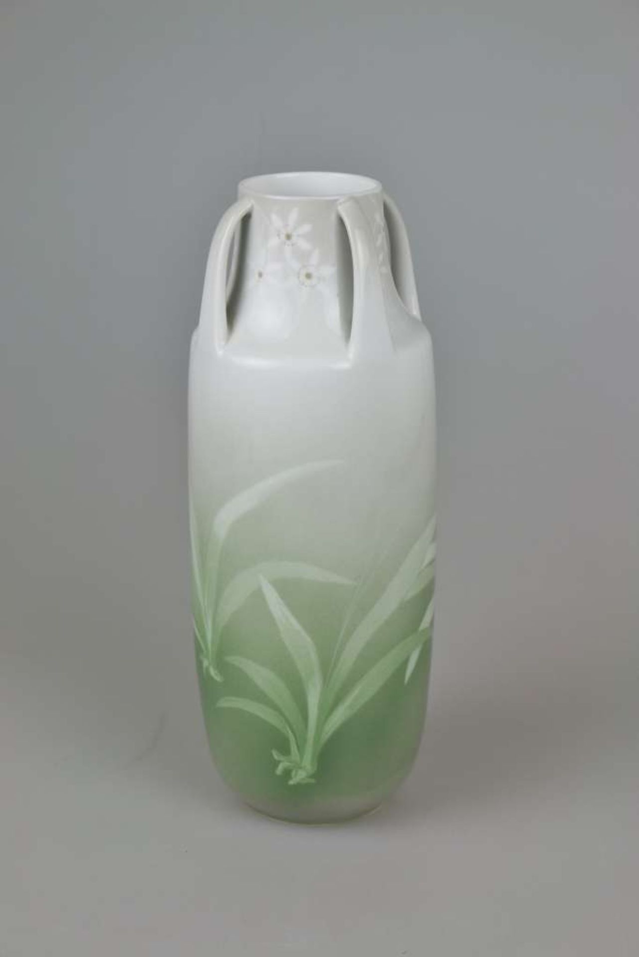 Vase, Royal Copenhagen, Jugendstil, Korpus mit Blatt- und Blütendekor, vier elegante Handhaben am - Bild 2 aus 3