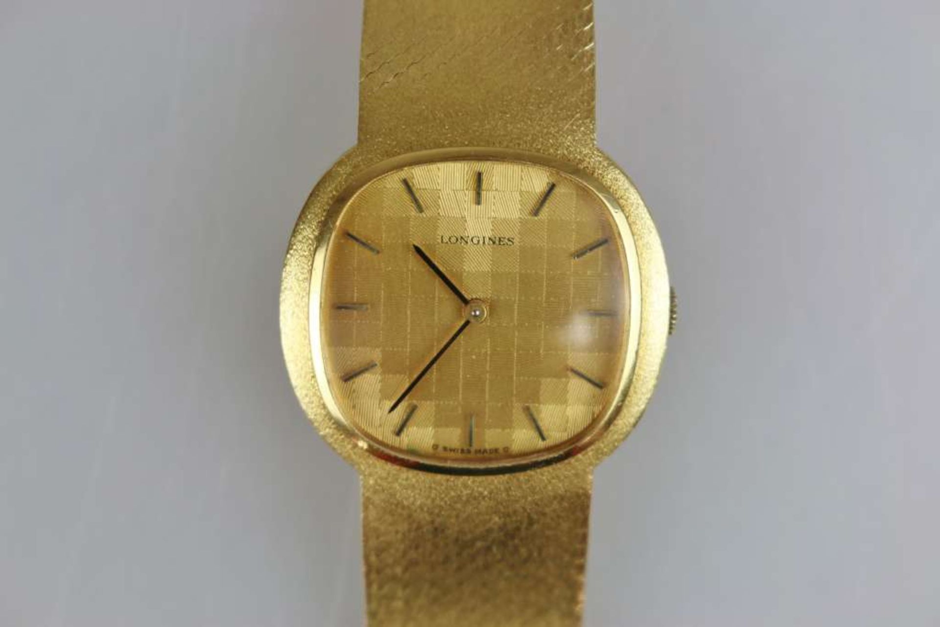 Longines, Damenarmbanduhr, 750er Gelbgold, wohl 1970er Jahre, goldenes Zifferblatt im Kacheldesign - Bild 2 aus 4