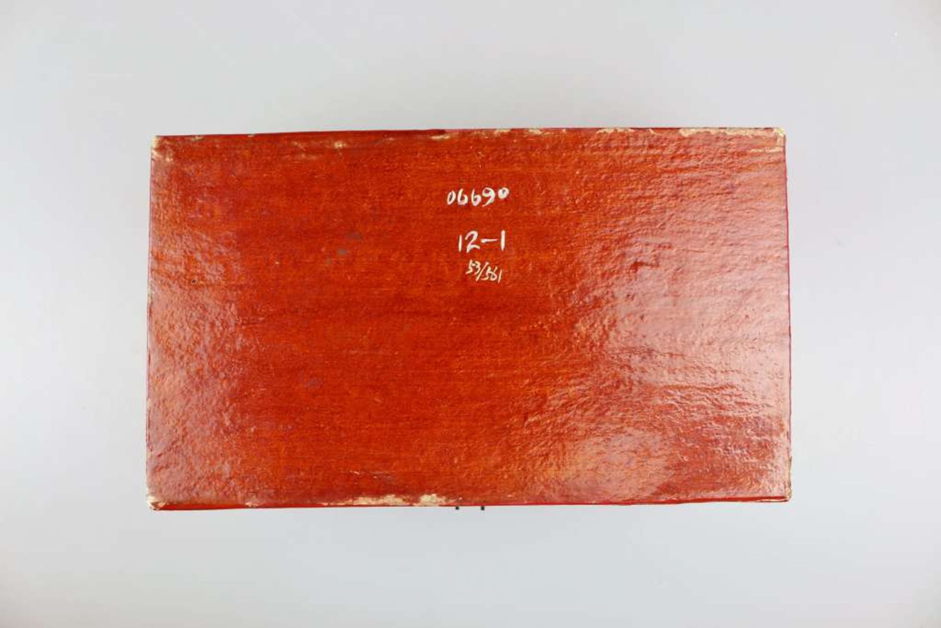 China, Lacktruhe, 19./20. Jh., Holzkern mit dünner Lederbespannung, außen anschließend lackiert, - Bild 4 aus 4