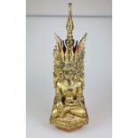 Kronen-Buddha, Holz vergoldet, Shan-Stil 19./20. Jh., Bhumisparsha Mudra, Geste der Erdberührung.