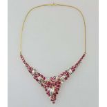 Elegantes Collier mit Rubinen und Brillanten, 585er Gold, stilisierte florale Form, aus