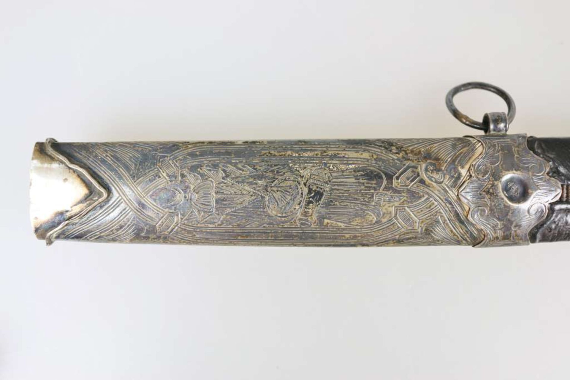 Shamshir, wohl Persien 19. Jh., Griff und Parierstange aus Silber, fein verziert mit floralem Dekor, - Bild 8 aus 9