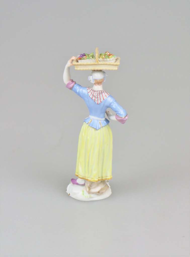 Meissen, Obsthändlerin aus der Serie "Cris de Paris", Porzellan, bunt bemalt und Gold staffiert, - Image 2 of 3
