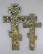 Paar Kruzifixe, Russland, 18./ 19. Jh. Bronze, reliefiert gegossen, mehrfarbig emailliert. H.: 28 u.