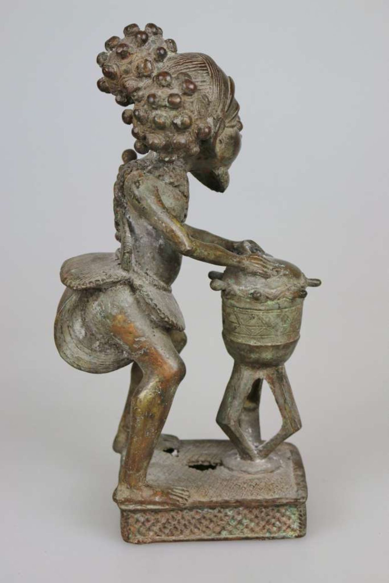 BAMILEKE, Kameruner Grasland, Metallguss Statuette, stehende Figur eines Trommlers auf einer - Bild 4 aus 5