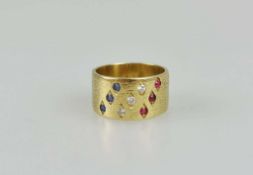 Damenring, 750er Gelbgold, sehr breite Ringschiene, zentral gefasst jew. drei Saphire, Brillanten