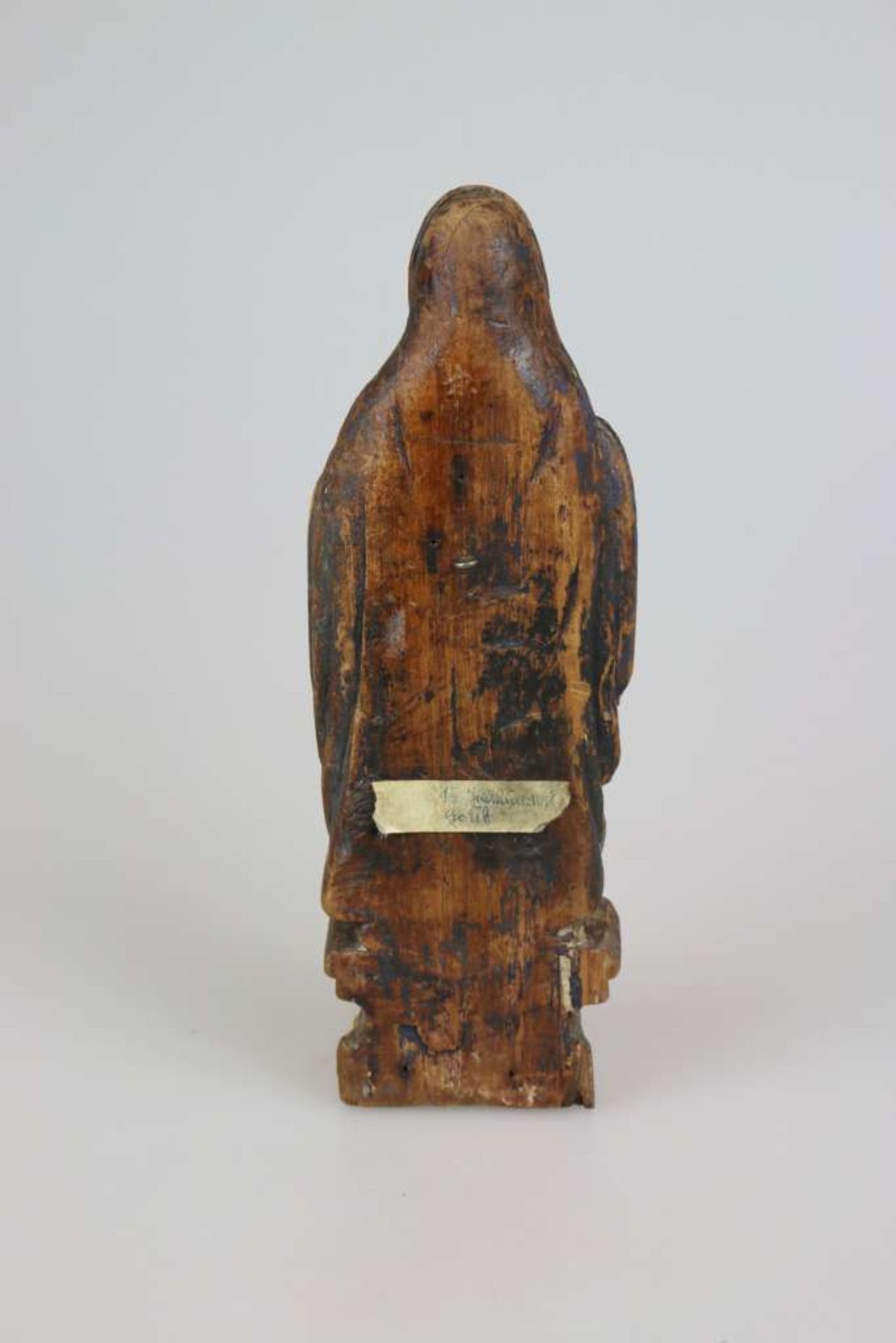 Hl. Agnes, Holz, mit Fassungsresten, mit Atrribut auf Sockelung, beschädigt. H.: ca. 18 cm. - Bild 2 aus 2