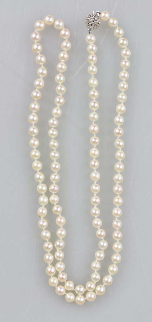 Perlenkette mit 103 Zuchtperlen, D.: ca. 7 mm, schöner Lüster, Kugelförmige, durchbrochen