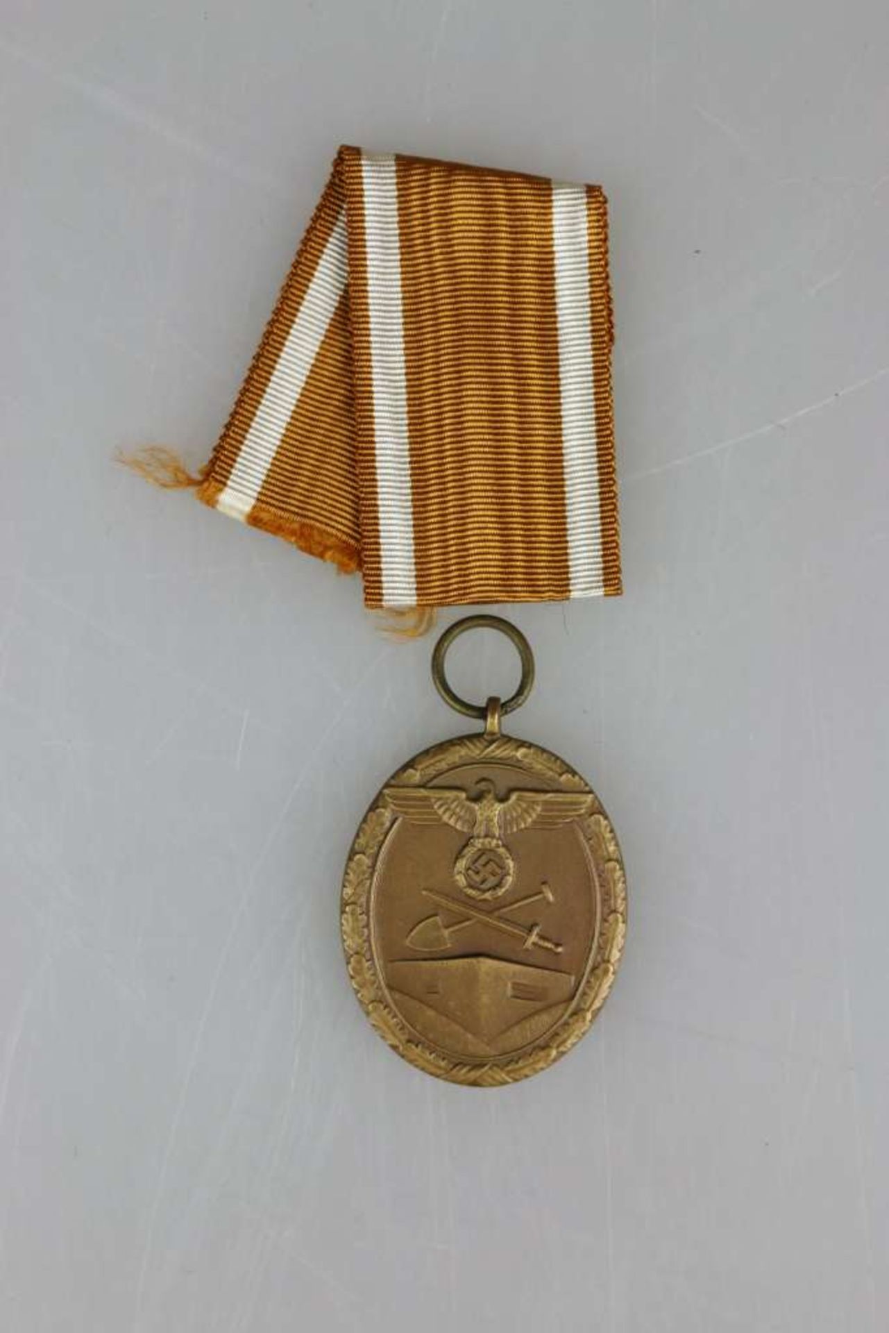 Eisernes Kreuz 1939, Kreuz 2. Klasse im schwarzen Klapp-Etui mit Drücker. Dazu Deutsches - Bild 7 aus 8