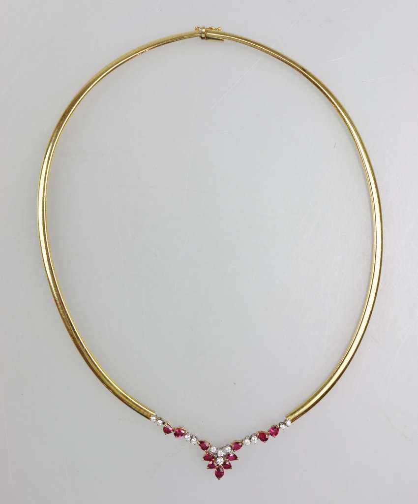 Collier mit Rubinen und Brillanten, 750er Gelbgold, stilisierte florale Form, aus beweglichen